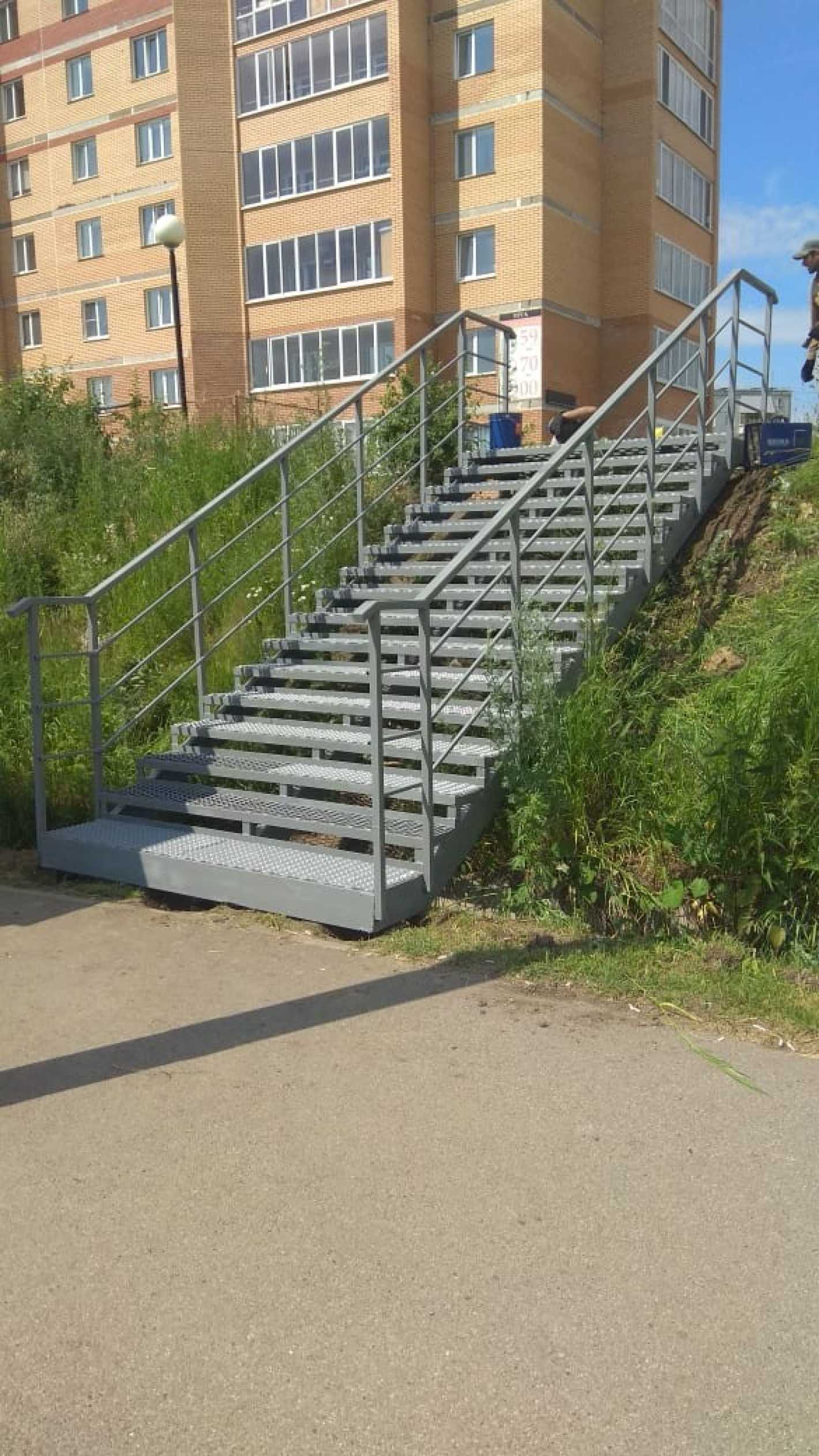 На улице Обручева оборудован капитальный спуск к остановочному комплексу «Солнечная долина»