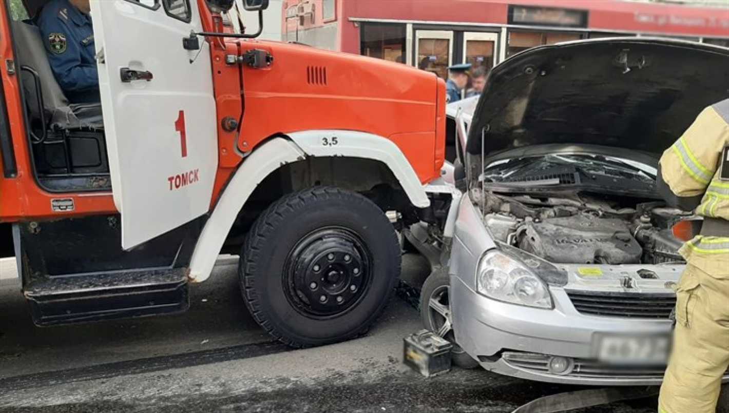 Пожарная машина, ехавшая на вызов в томский ТЦ, столкнулась с Lada