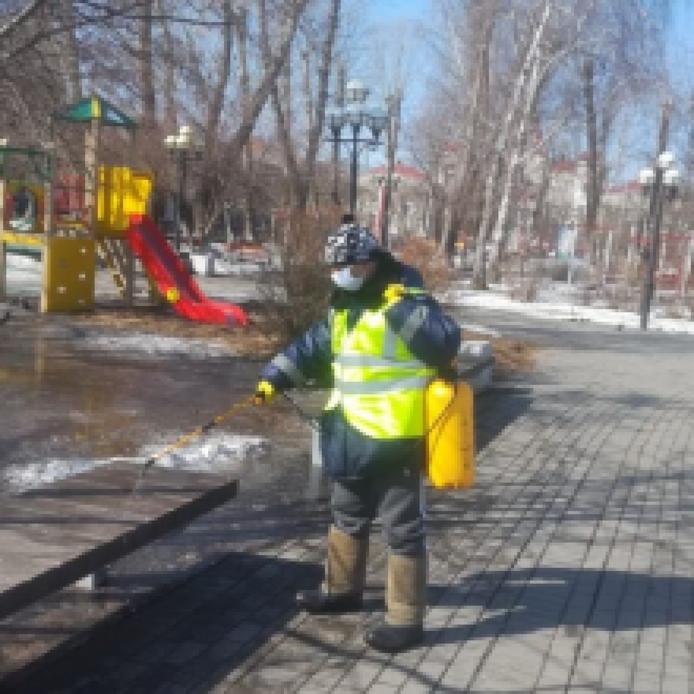 В областном центре за выходные проведена дезинфекция в 35 скверах и в 1024 домах